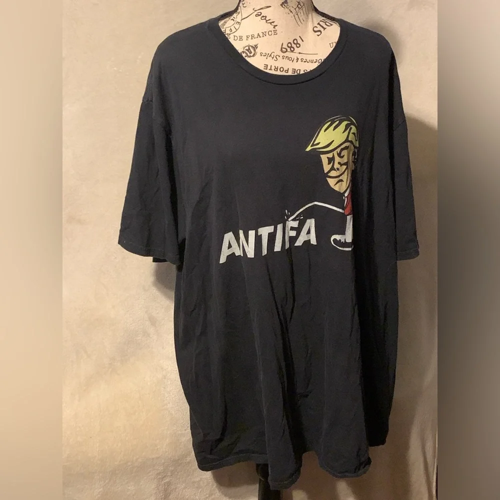 Cartoon Donald Trump Peeing on Antifa Black XL/2XL T Shirt - Picture 1 of 6